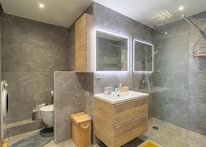1 Bedroom Renovated Near Monaco Casa de Férias *